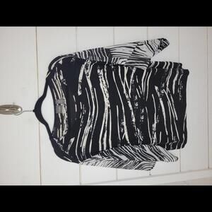 Travelers by Chico's size 1 (size 8) black & white printed stretchy top